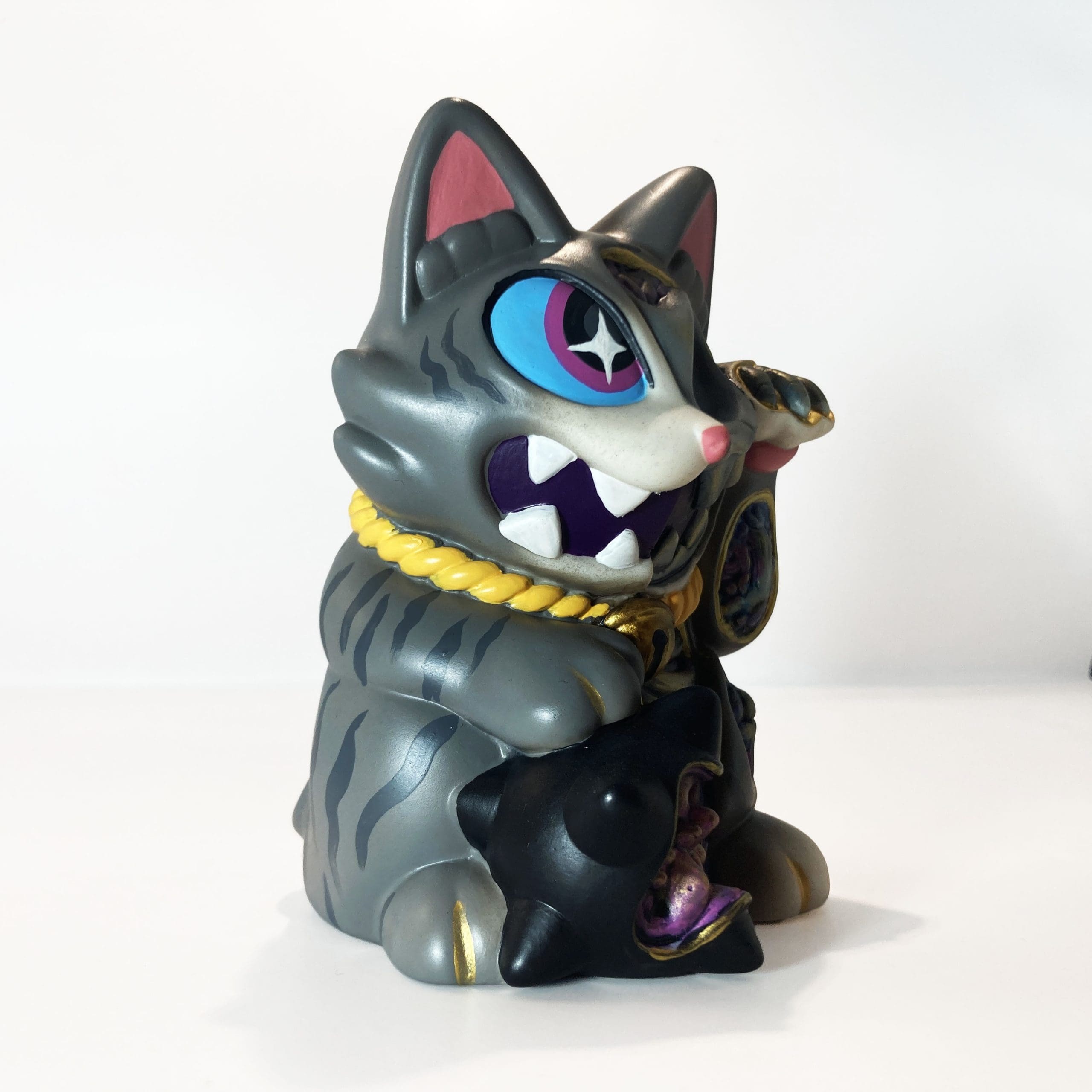 468_JavierJimenez_Tom_Maneki_Wananeko_Sofubi_Arttoy_01-scaled-1