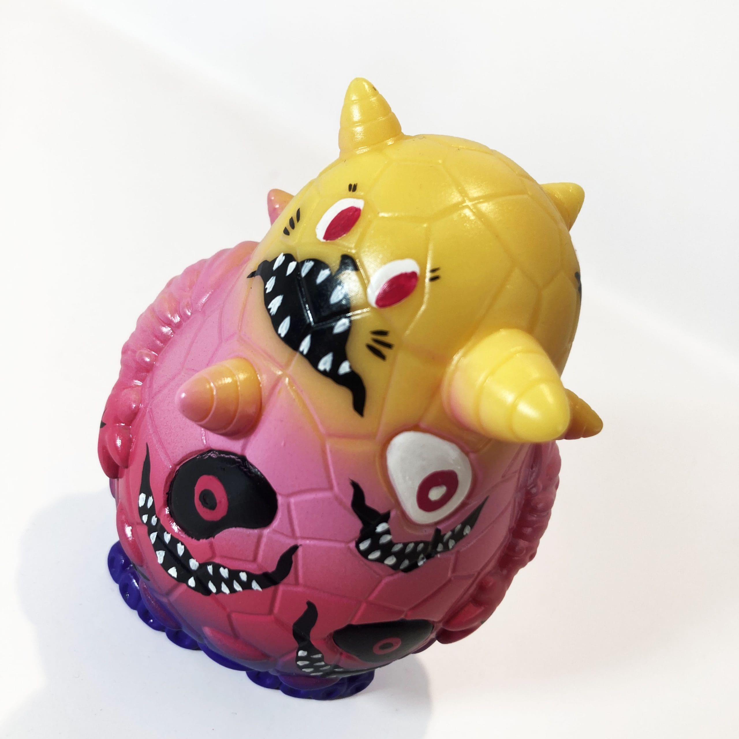 476_JavierJimenez_Eyezon_UFO_PREMIUM_2_Sofubi_Arttoy_05-scaled-1
