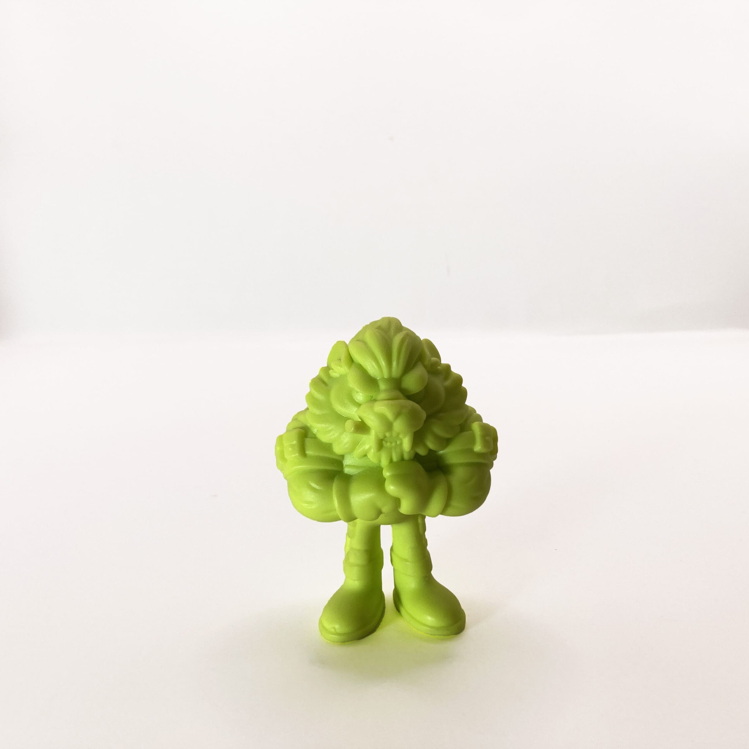 519_NikoMowa_Resinas_Medio_Sofubi_McClaw_03_Arttoy_01-scaled-1