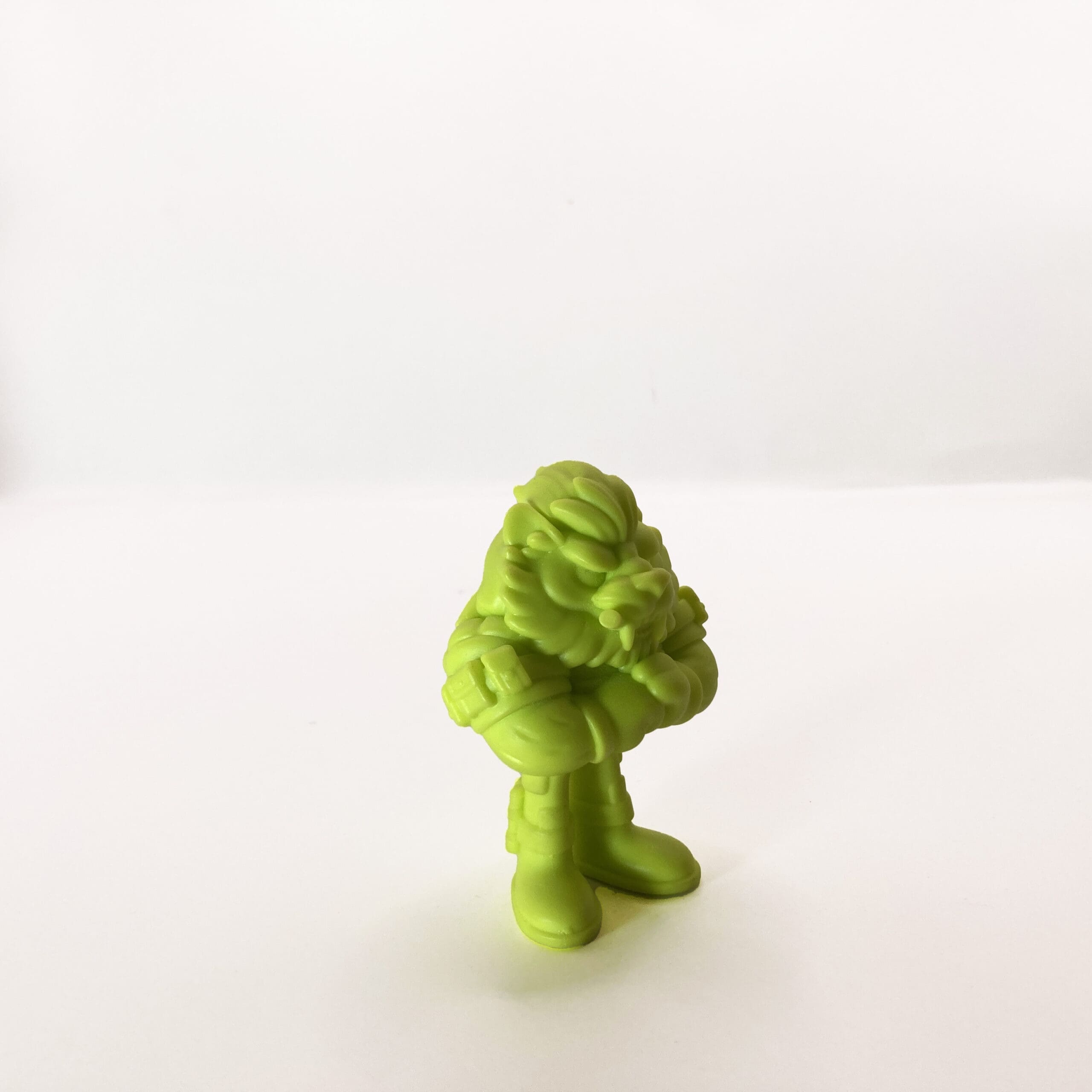 519_NikoMowa_Resinas_Medio_Sofubi_McClaw_03_Arttoy_01-scaled-1
