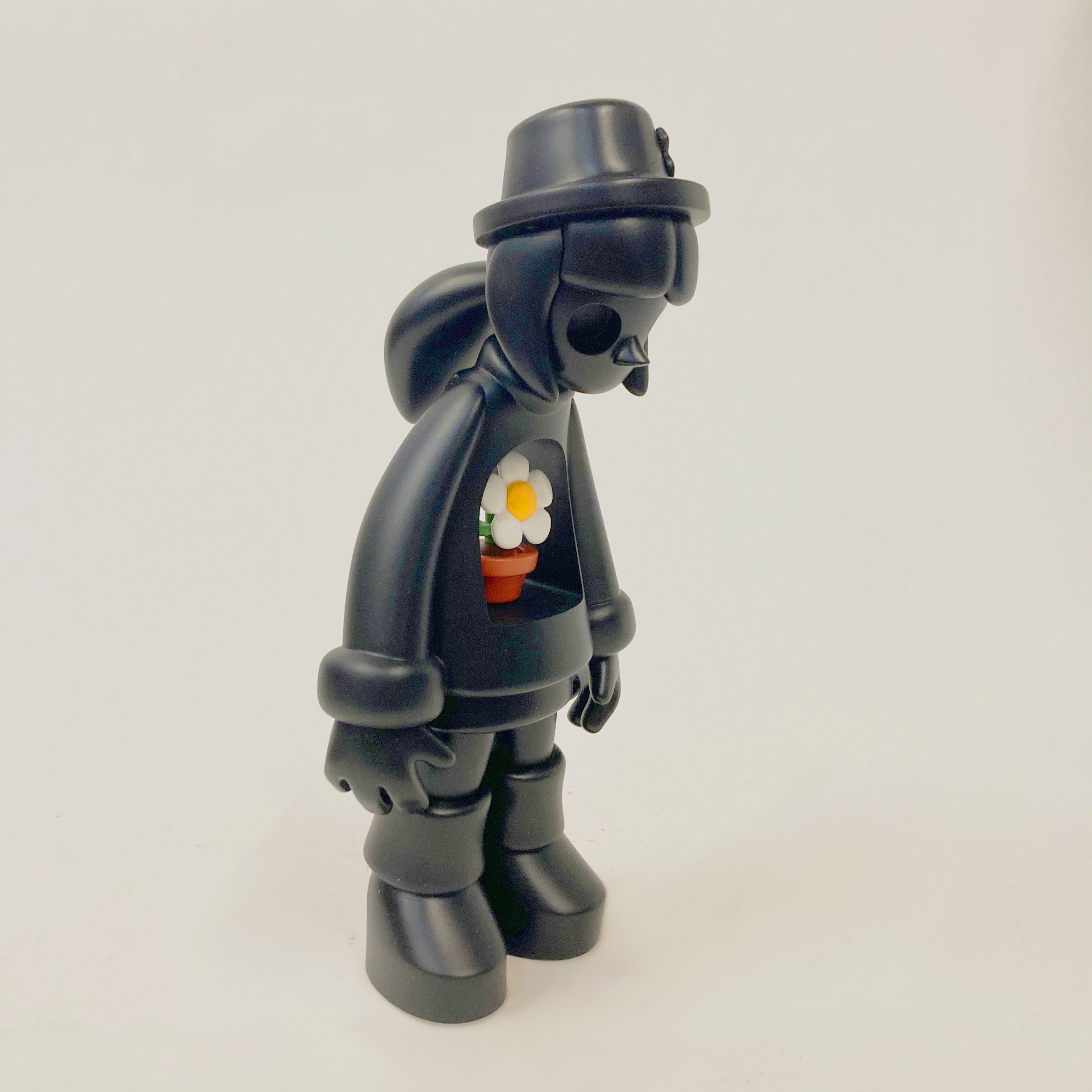 AtomToys_Miss-Bliss_Phantom_Arttoy_229_A-scaled-1